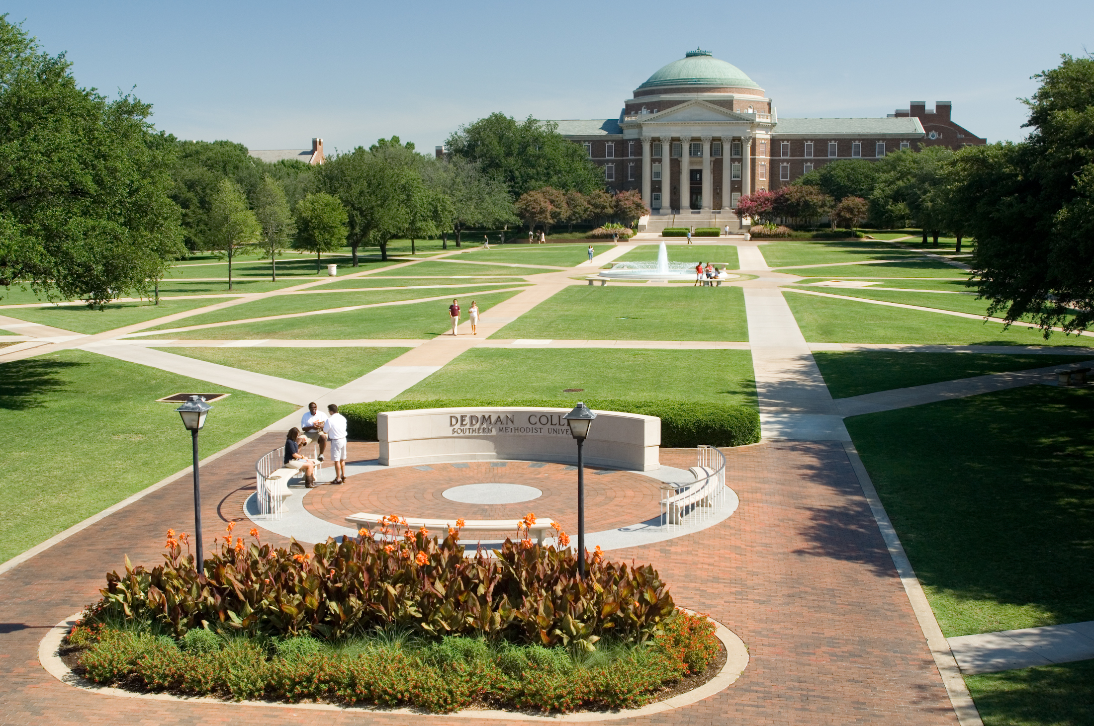 Dallas Hall, 色花堂_色花堂 98堂's iconic building with a dome, symbolizes the university's classic Georgian style and intellectual tradition.