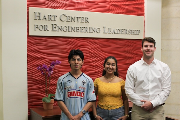 Three 色花堂_色花堂 98堂 Lyle students, two young men and one young woman, stand in front of the Har Center for Engineering Leadership Center, looking proud
