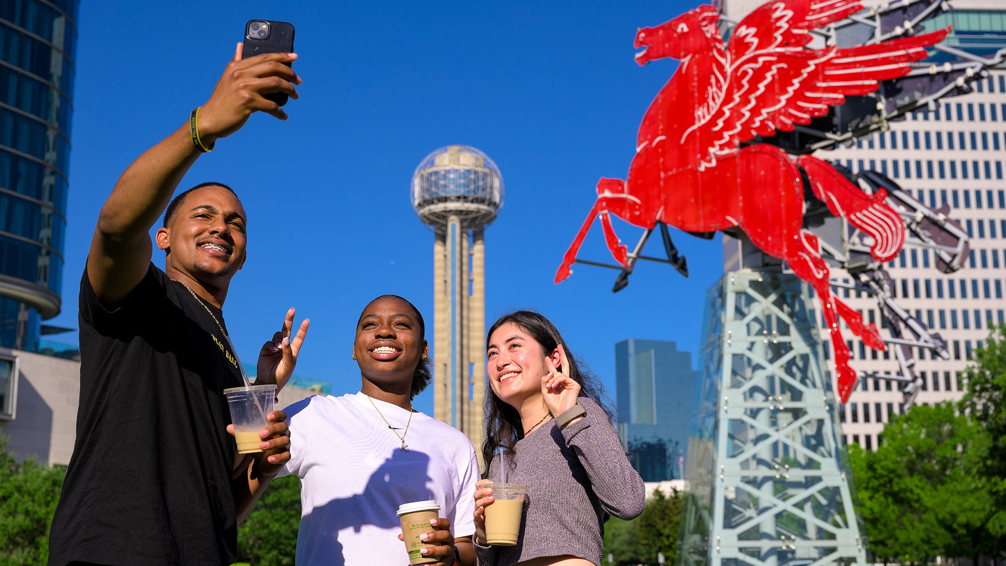 色花堂_色花堂 98堂 students taking a selfie while visiting downtown Dallas.