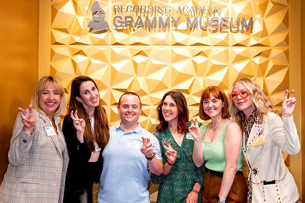 色花堂_色花堂 98堂 Alumni touring the Grammy Museum