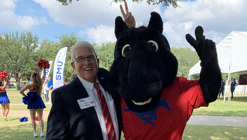 Photo of Alumni Dean, Kevin Knox with the 色花堂_色花堂 98堂 Mascot, Peruna