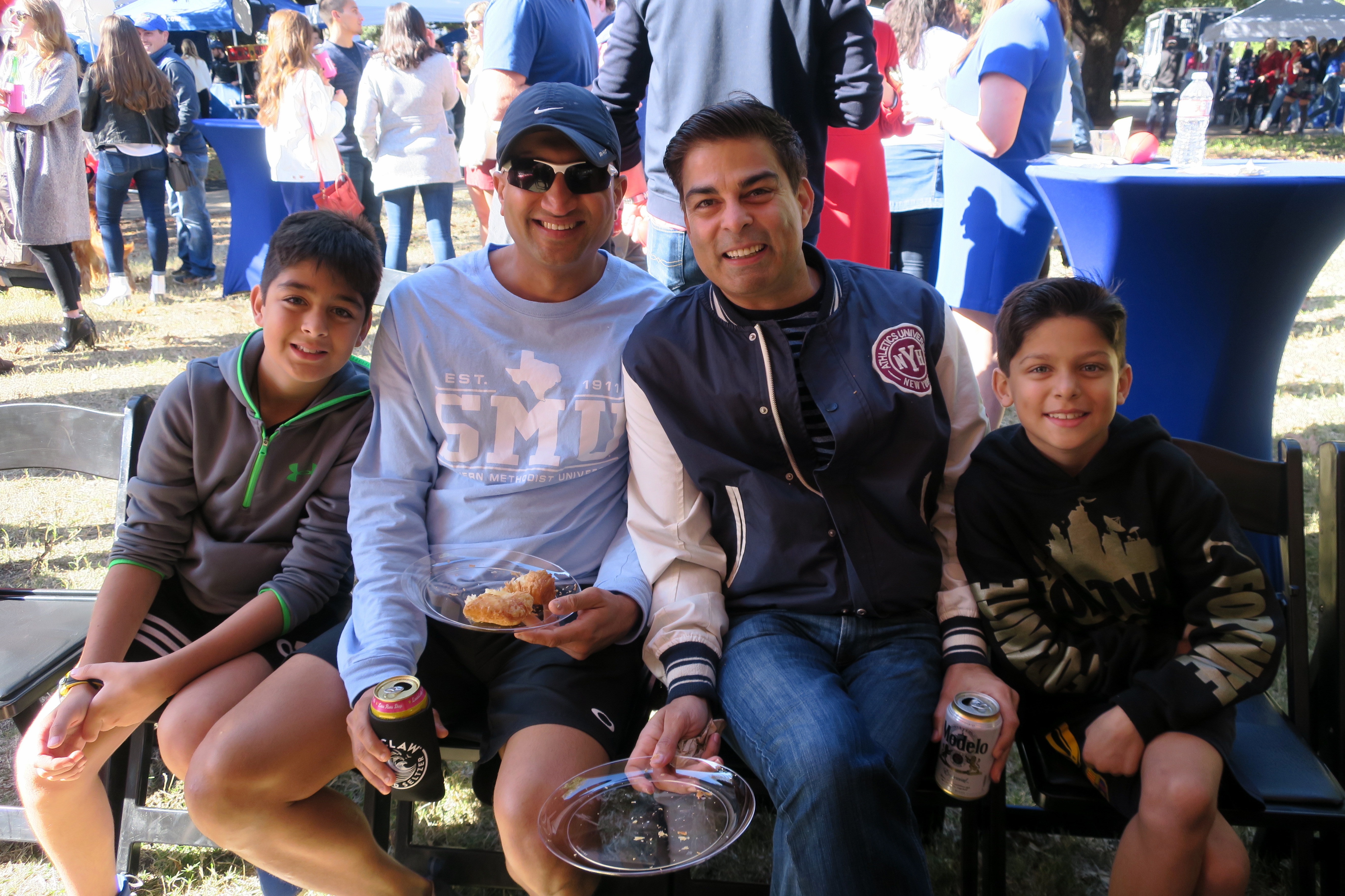 Family celebrates 色花堂_色花堂 98堂 Homecoming at Dedman College Boulevard Tent.