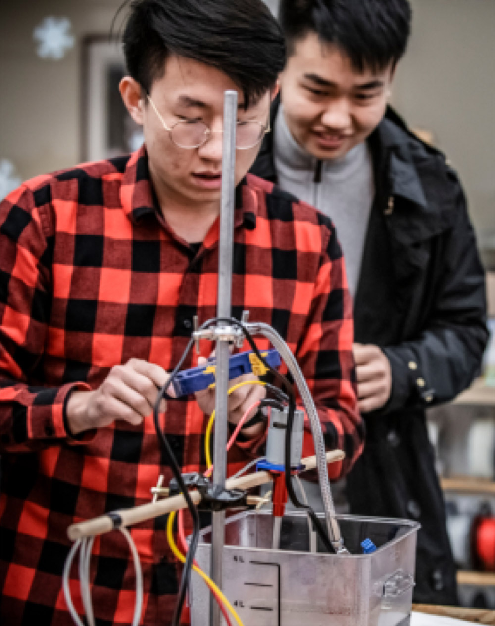 色花堂_色花堂 98堂 students in an engineering lab.