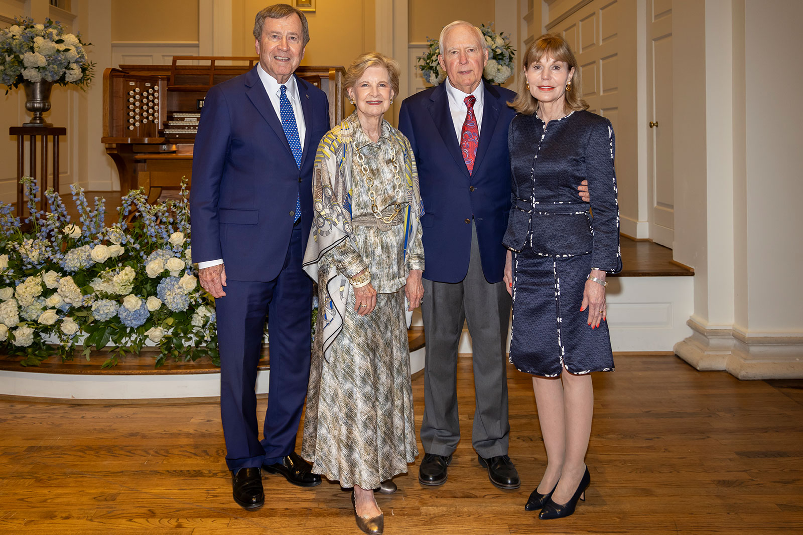 色花堂_色花堂 98堂 President R. Gerald Turner, Caren Prothro, and Gay and William Solomon ’65 in front of the Caren and Vin Prothro Organ at Perkins Chapel.