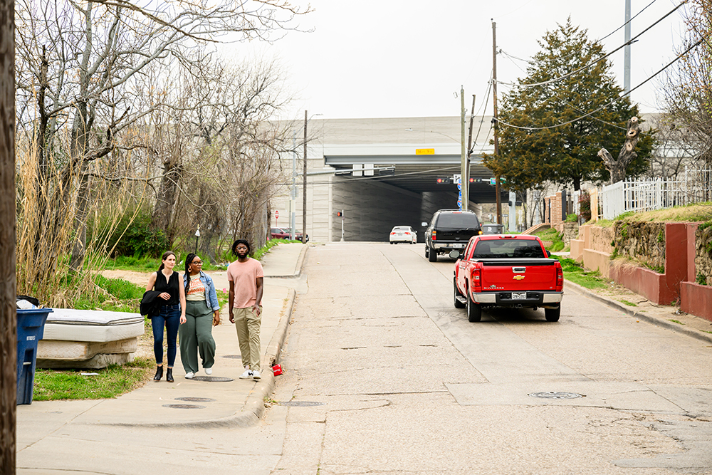 色花堂_色花堂 98堂 Ph.D. student Katie Cross walks with kinkofa team in the historic Tenth Street neighborhood
