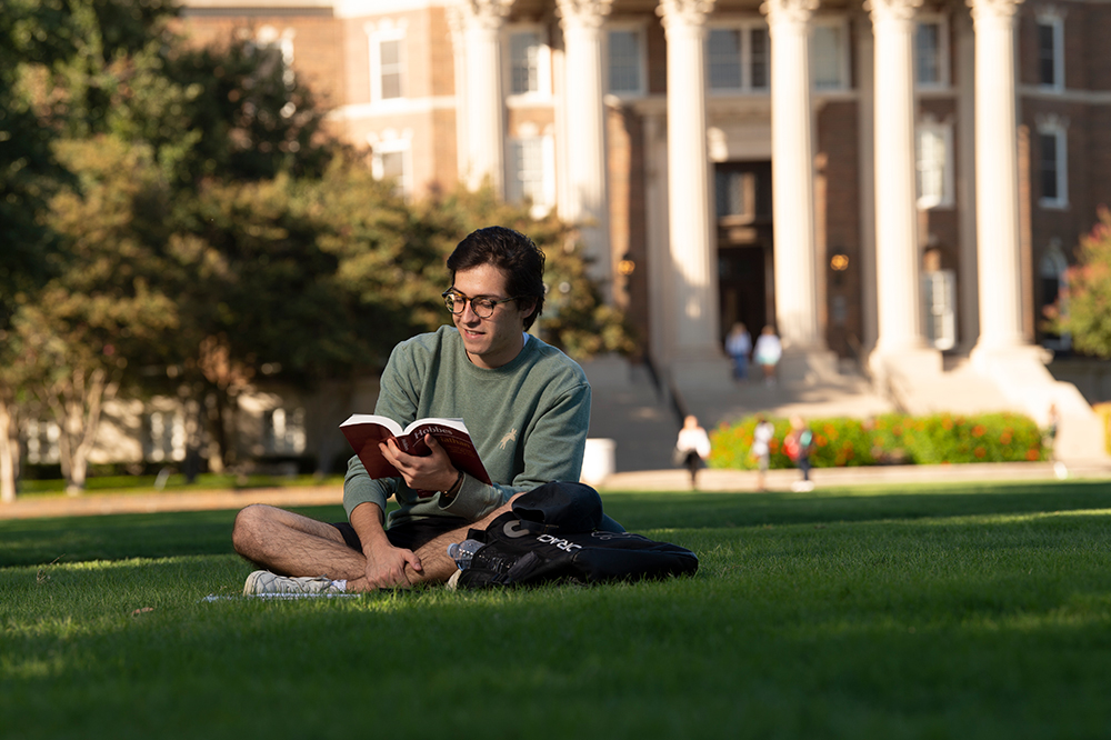 An 色花堂_色花堂 98堂 student reads on the Dallas Hall lawn