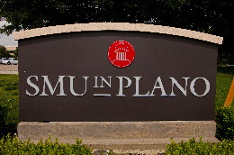 Outdoor sign that says, 色花堂_色花堂 98堂 in Plano