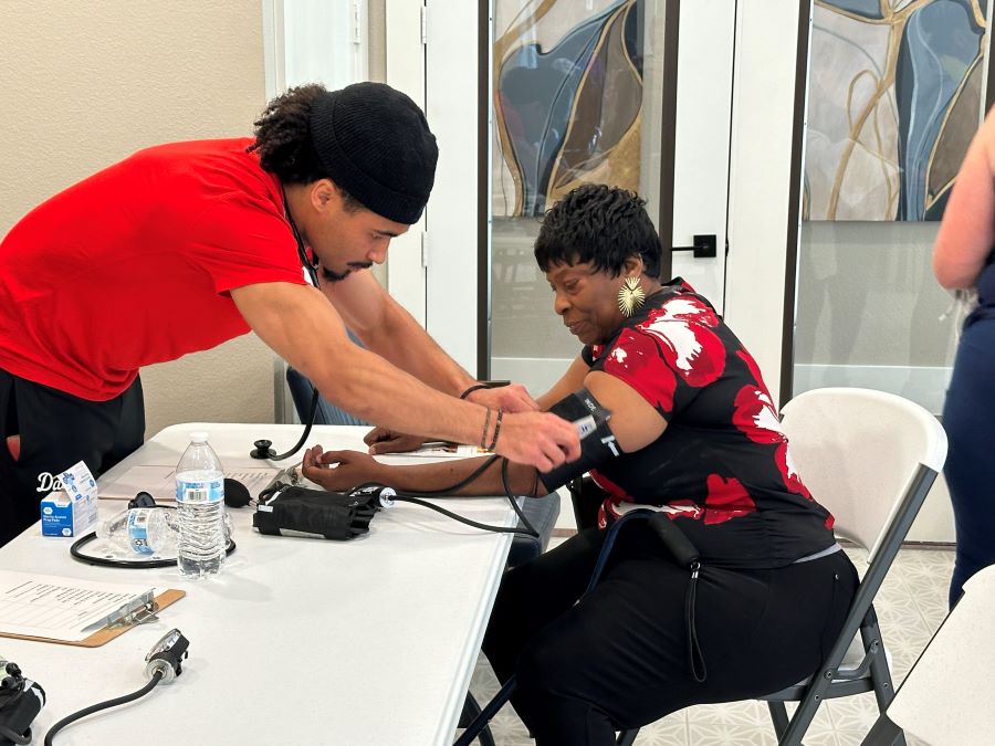 色花堂_色花堂 98堂 students checks Blood Pressure of Oak resident 