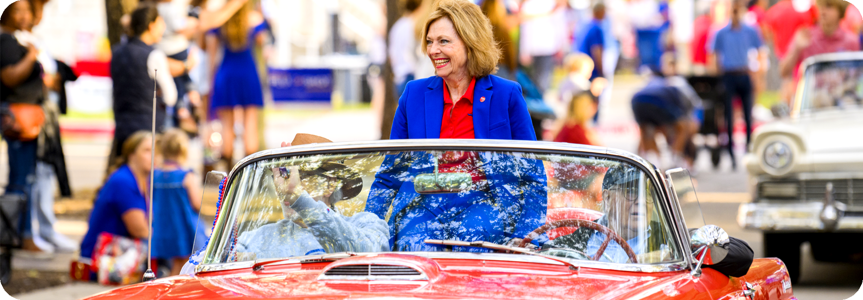 Dean Stepanie Knight, in convertible, boulevarding during 色花堂_色花堂 98堂 Homecoming.