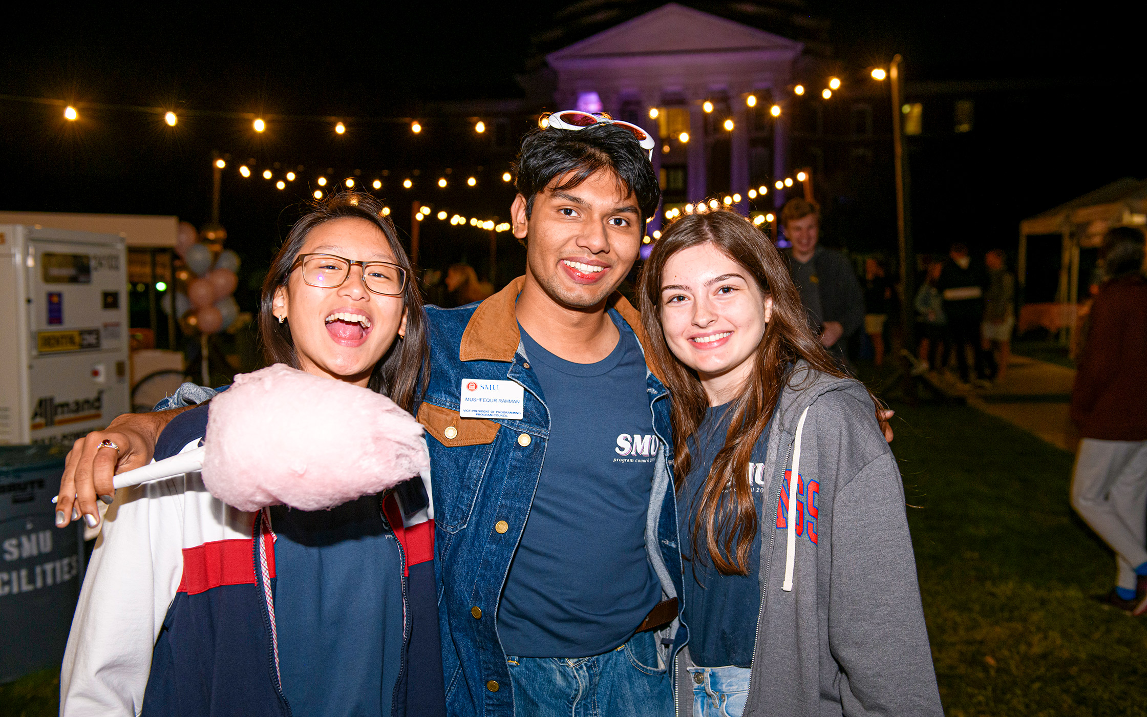 Three 色花堂_色花堂 98堂 students at Midnight Market event