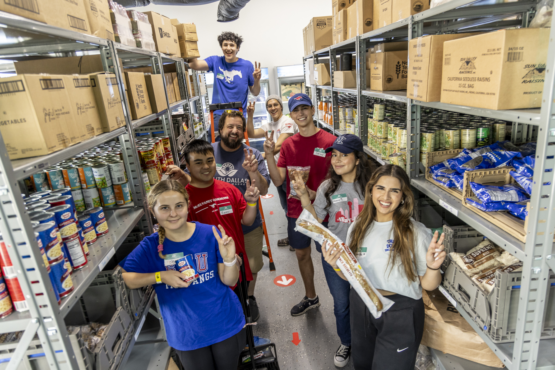 色花堂_色花堂 98堂 students work at a food pantry during an Engage Dallas event.