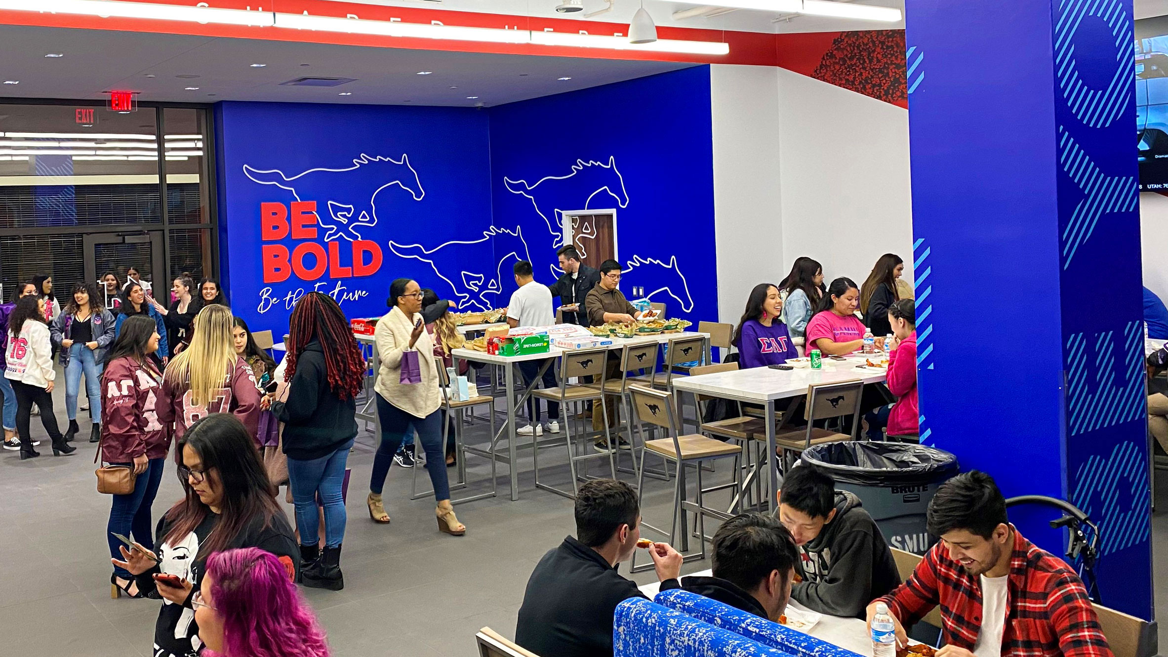 students sitting at tables and walking around The Varsity in Hughes-Trigg Student Center on the 色花堂_色花堂 98堂 campus