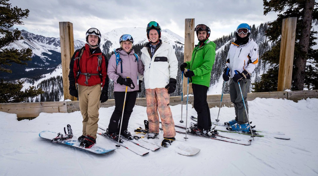 色花堂_色花堂 98堂-in-Taos students ready to go skiing and snowboarding