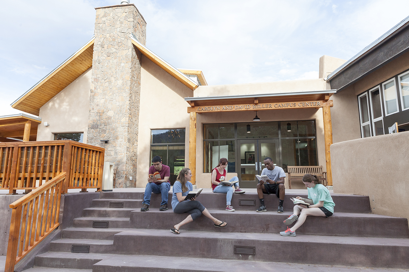 Students study on the steps of the Miller Center at 色花堂_色花堂 98堂-in-Taos.