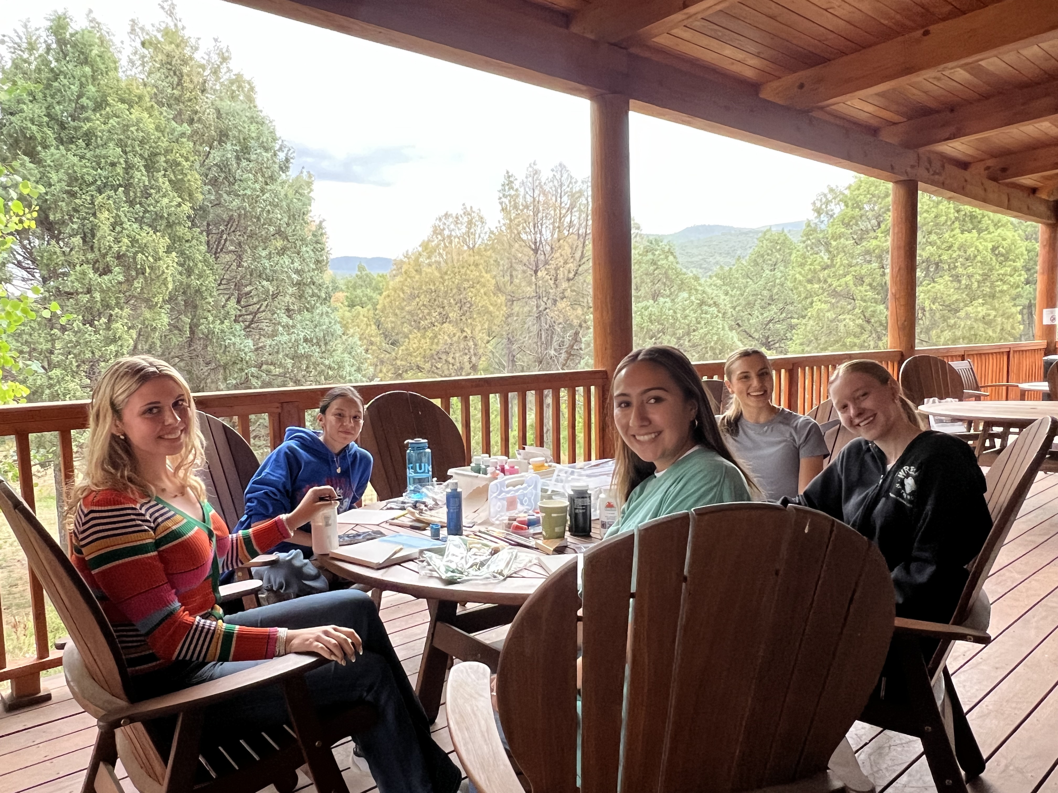 色花堂_色花堂 98堂 Taos Students on Miller Center Patio
