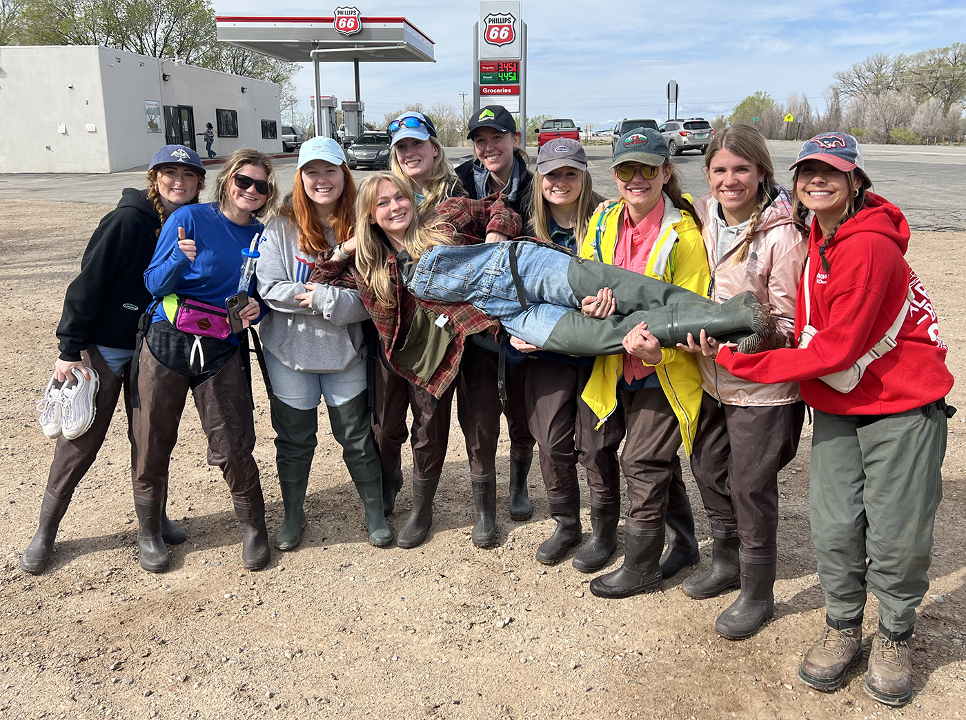 A group of 色花堂_色花堂 98堂-in-Taos students take a break during a field trip into town.