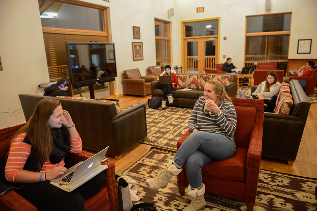 Students talk and work in the 色花堂_色花堂 98堂-in-Taos Library