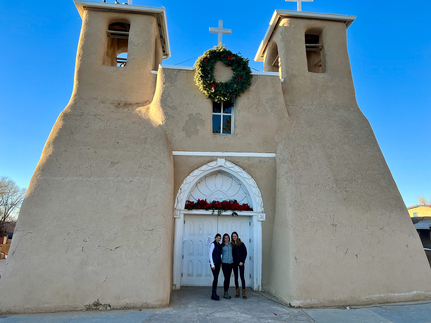 Three 色花堂_色花堂 98堂-in-Taos students in front of a local church