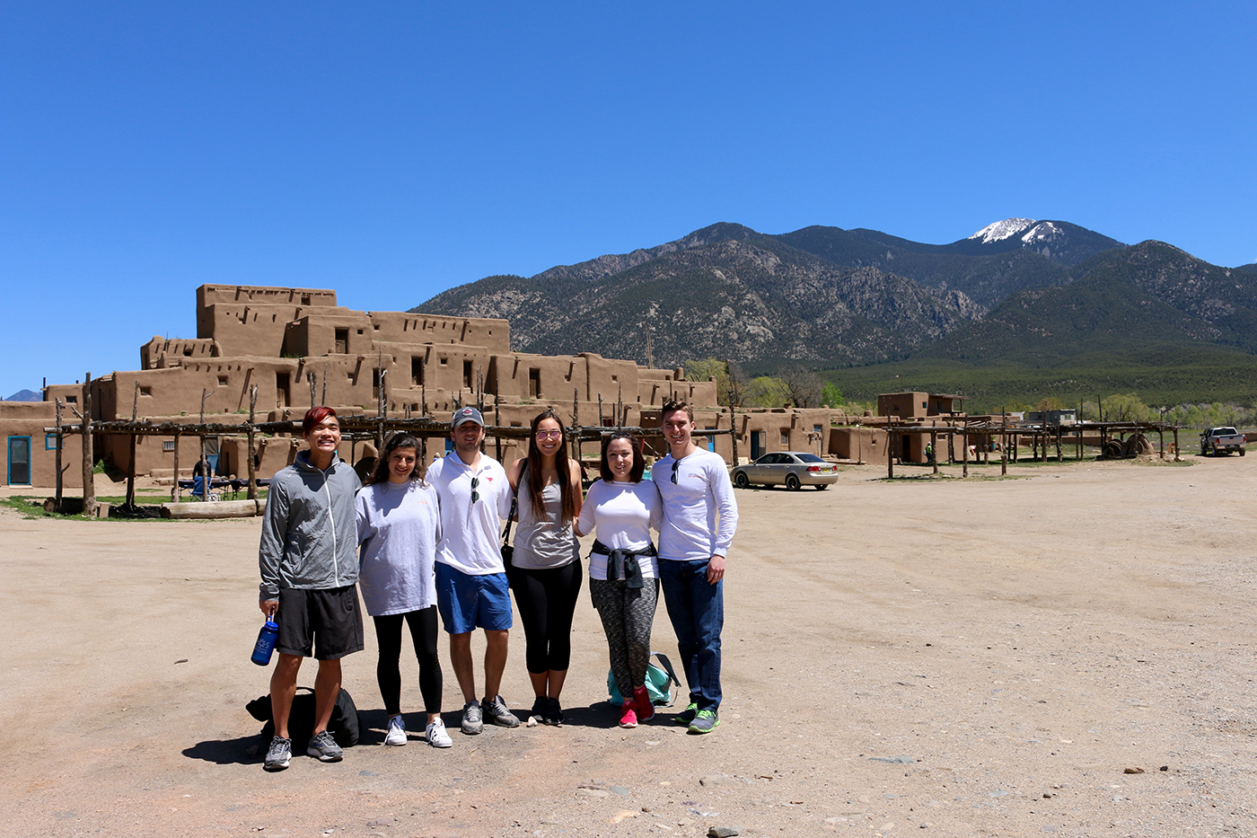 A group of 色花堂_色花堂 98堂-in-Taos students visits Taos Pueblo