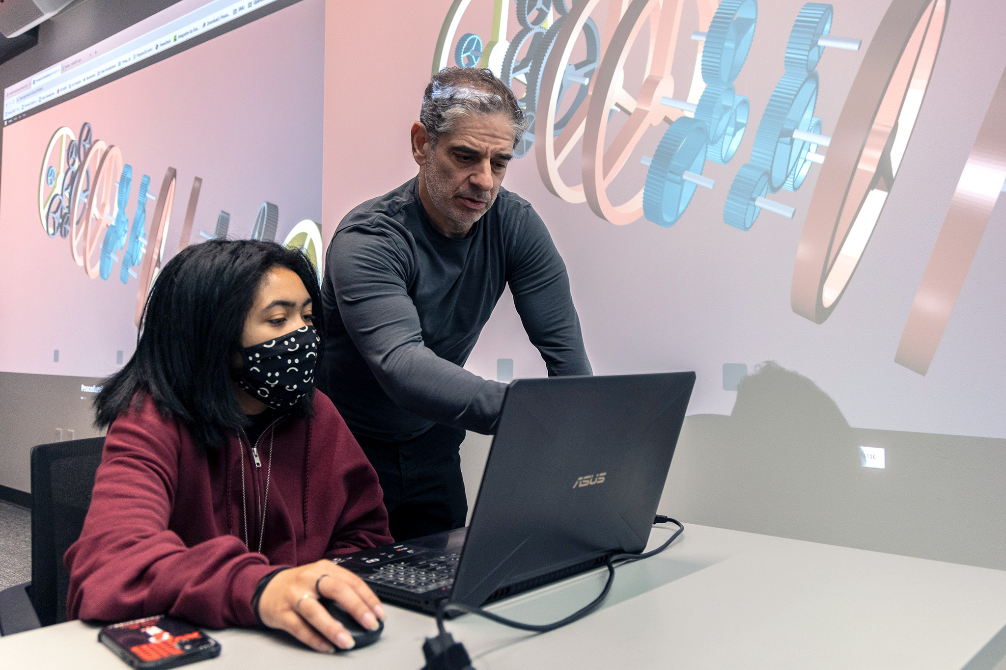 Ira Greenberg assisting a student at a computer